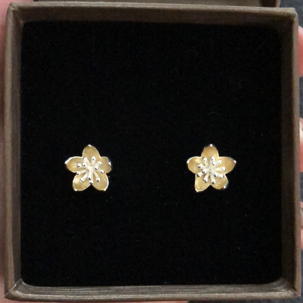 *Never worn* handmade floral stud earrings from Gratinsta